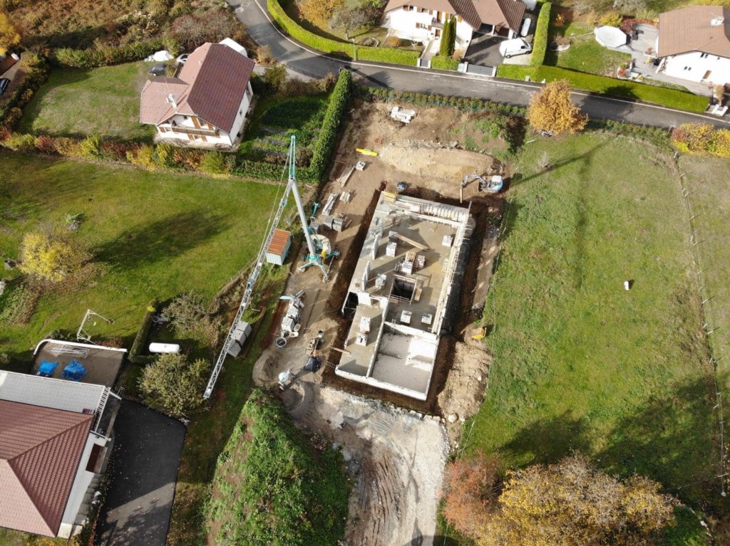 Construction d'une maison contemporaine à Quintal, Haute-Savoie par MS Habitat