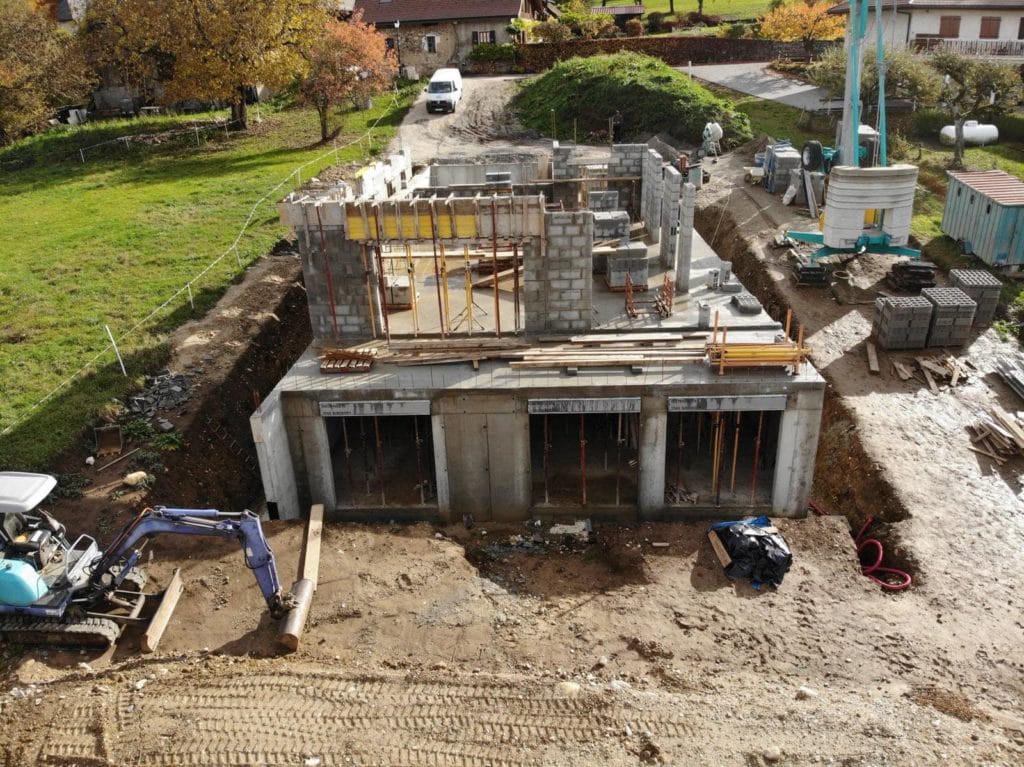 Construction d'une maison contemporaine à Quintal, Haute-Savoie par MS Habitat